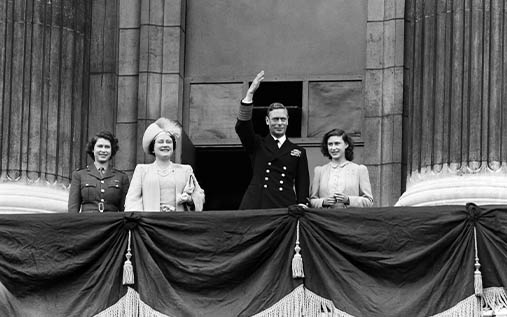 The Royal family waving at the balcony